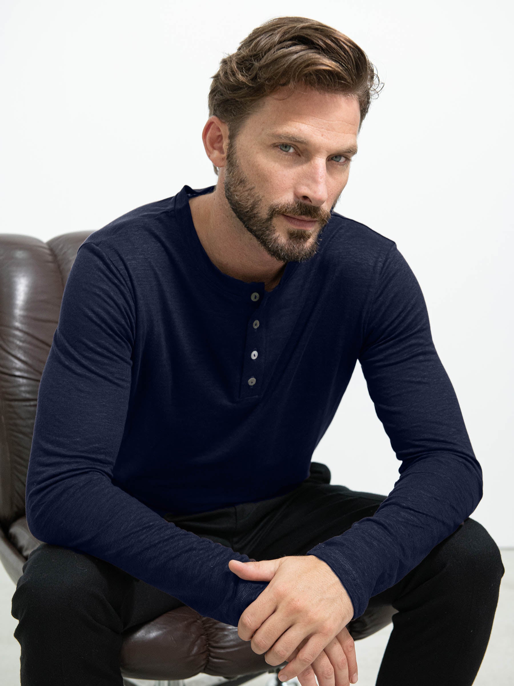 JAMAISLINSANSLAUTRE - T-shirt henley en lin
#couleur_bleu ardoise