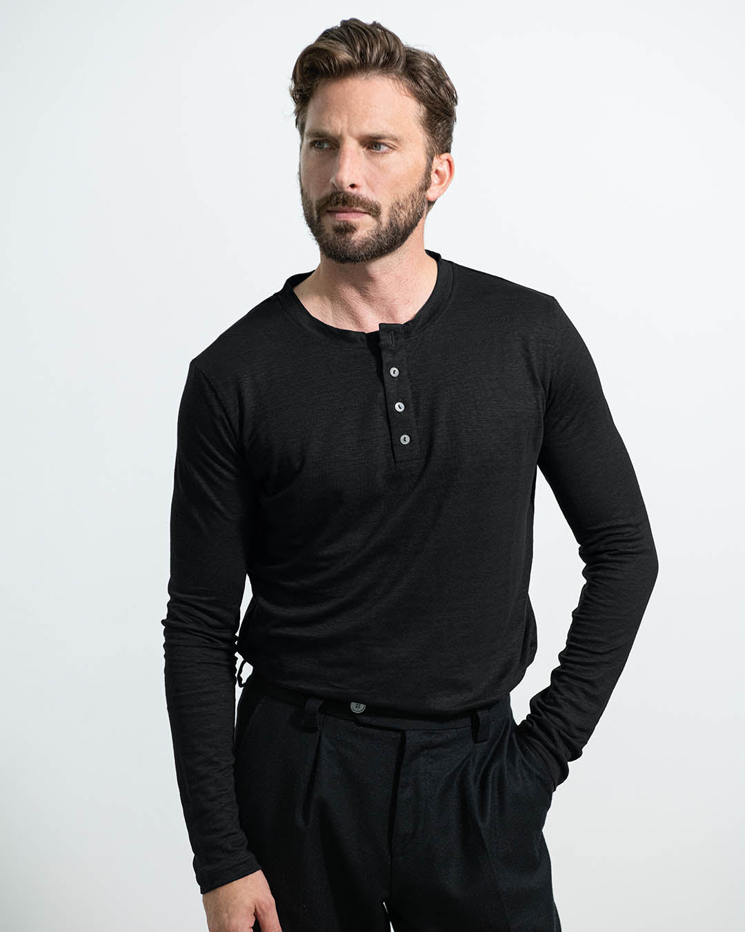 JAMAISLINSANSLAUTRE - T-shirt henley en lin
#couleur_noir smocky